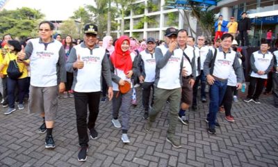 Wakil Walikota Malang bersama para pendiri, yayasan, rektor dan civitas akademika Ma Chung dalam Fun Walk. (rhd)