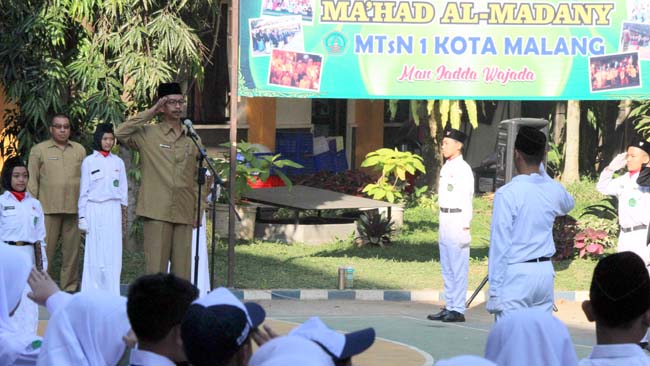 Kepala MTsN 1 Kota Malang, Drs H Samsudin MPd, saat apel pagi Tahun Ajaran Baru 2019/2020. (rhd)
