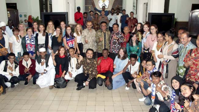 Jajaran Pemkot Malang bersama para mahasiswa asing dan panitia International Camp, di Balaikota Malang. (rhd)