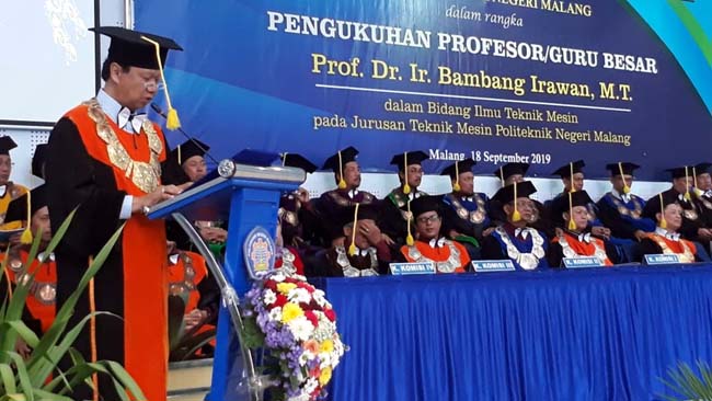 Pengukuhan Prof Dr Ir Bambang Irawan MT menjadi Profesor/ Guru Besar Polinema. (gie)